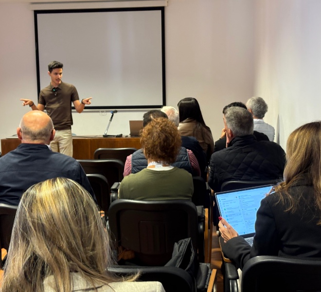 Isaac de Soul IA impartiendo un taller de IA ante una sala llena de asistentes