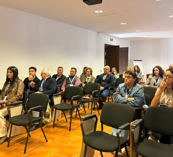 Sala llena de asistentes siguiendo un taller de IA