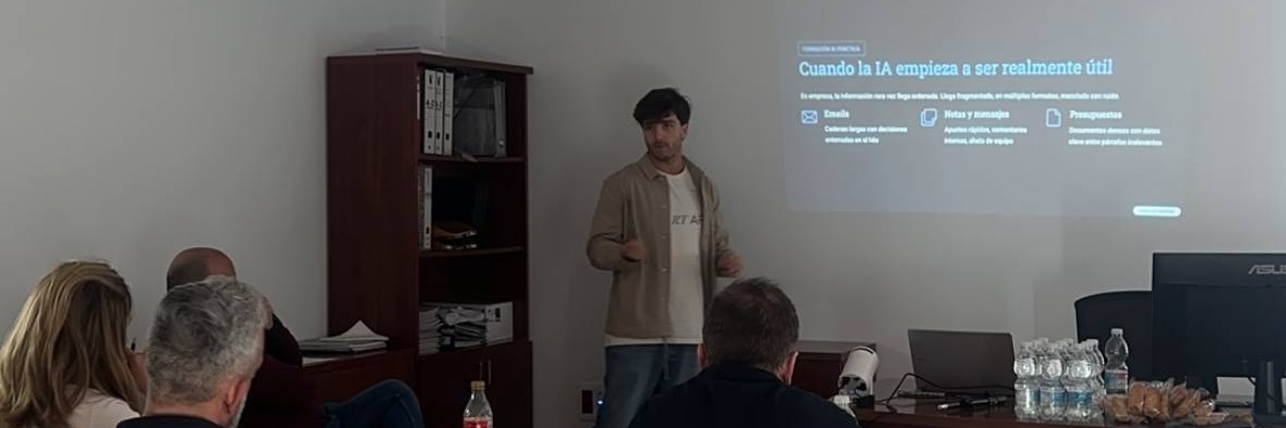 Jorge Marín presentando en una formación